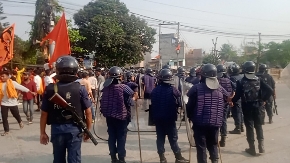 विराटनगरमा हिन्दु र मुस्लिम समुदायबीच भएको झडपमा परी ९ प्रहरीसहित दर्जनौँ घाइते भएका छन् ।, स्थिति तनावग्रस्त