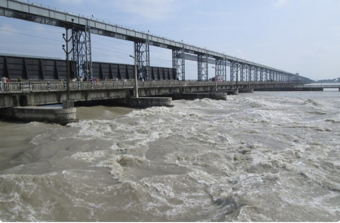 कोशि नदीमा जलसतह बढेपछि कोशी ब्यारेजका ५६ मध्ये ४६ वटा ढोका खोलिएका छन