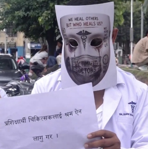 श्रम शोषण अन्त्य र सेवा–सुविधा सुधारको माग गर्दै प्रशिक्षार्थी चिकित्सकहरूको माइतीघरमा प्रदर्शन